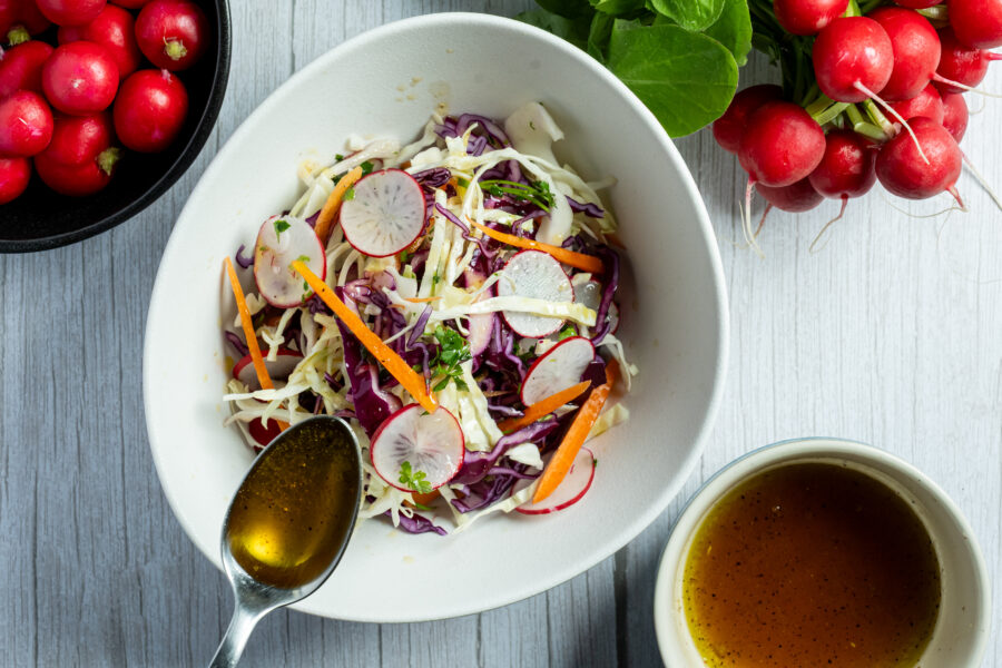 Ricetta coleslaw colorata con ravanelli